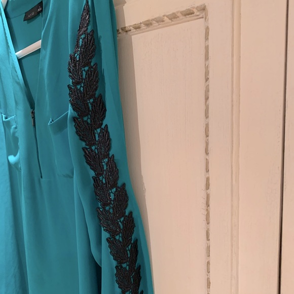 Amazing Apt9 green blouse with embroidery black color on the both sleeves. - Picture 8 of 10